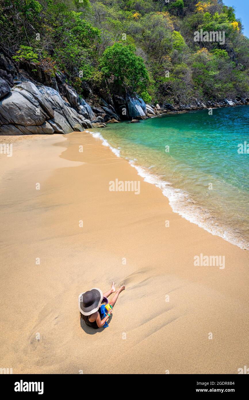 Una giovane ragazza gioca a Colomitos Beach, una gemma nascosta a sud di Puerto Vallarta, Messico. Foto Stock
