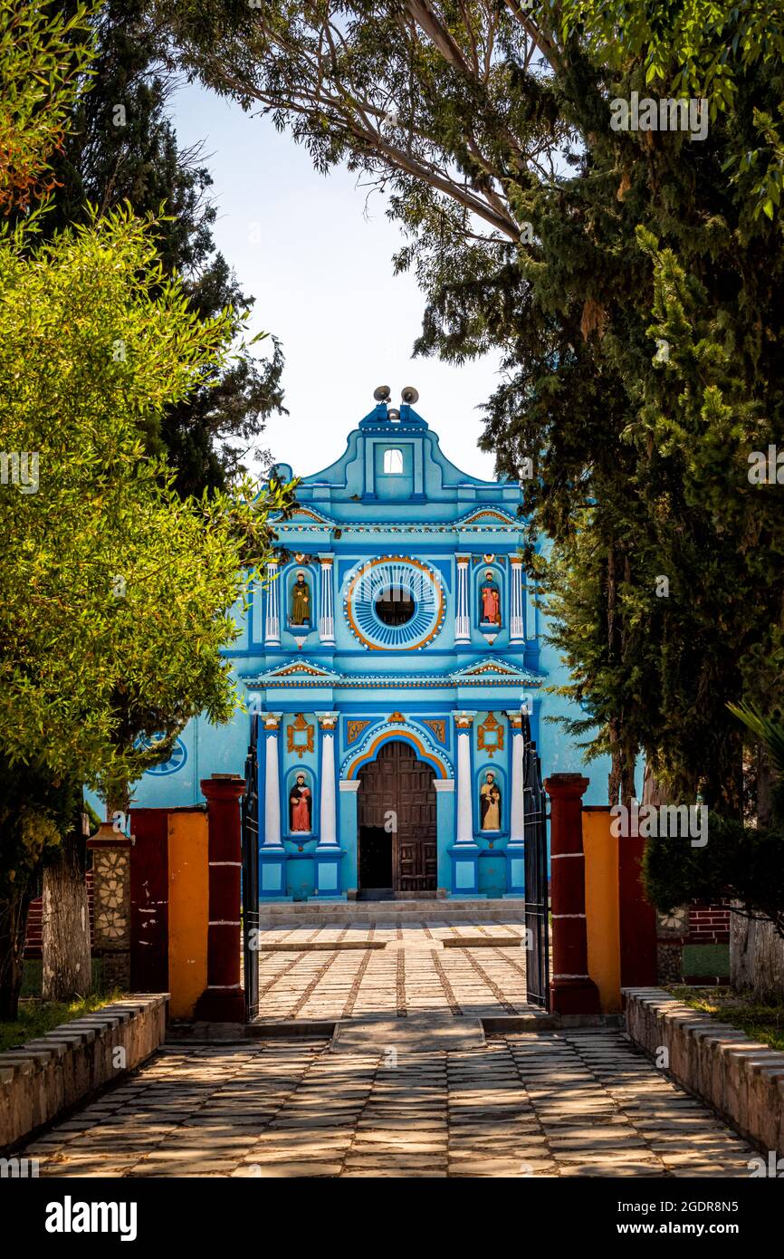 Unica chiesa blu nel villaggio di Asuncion Cuyotepeji, Oaxaca, Messico. Foto Stock
