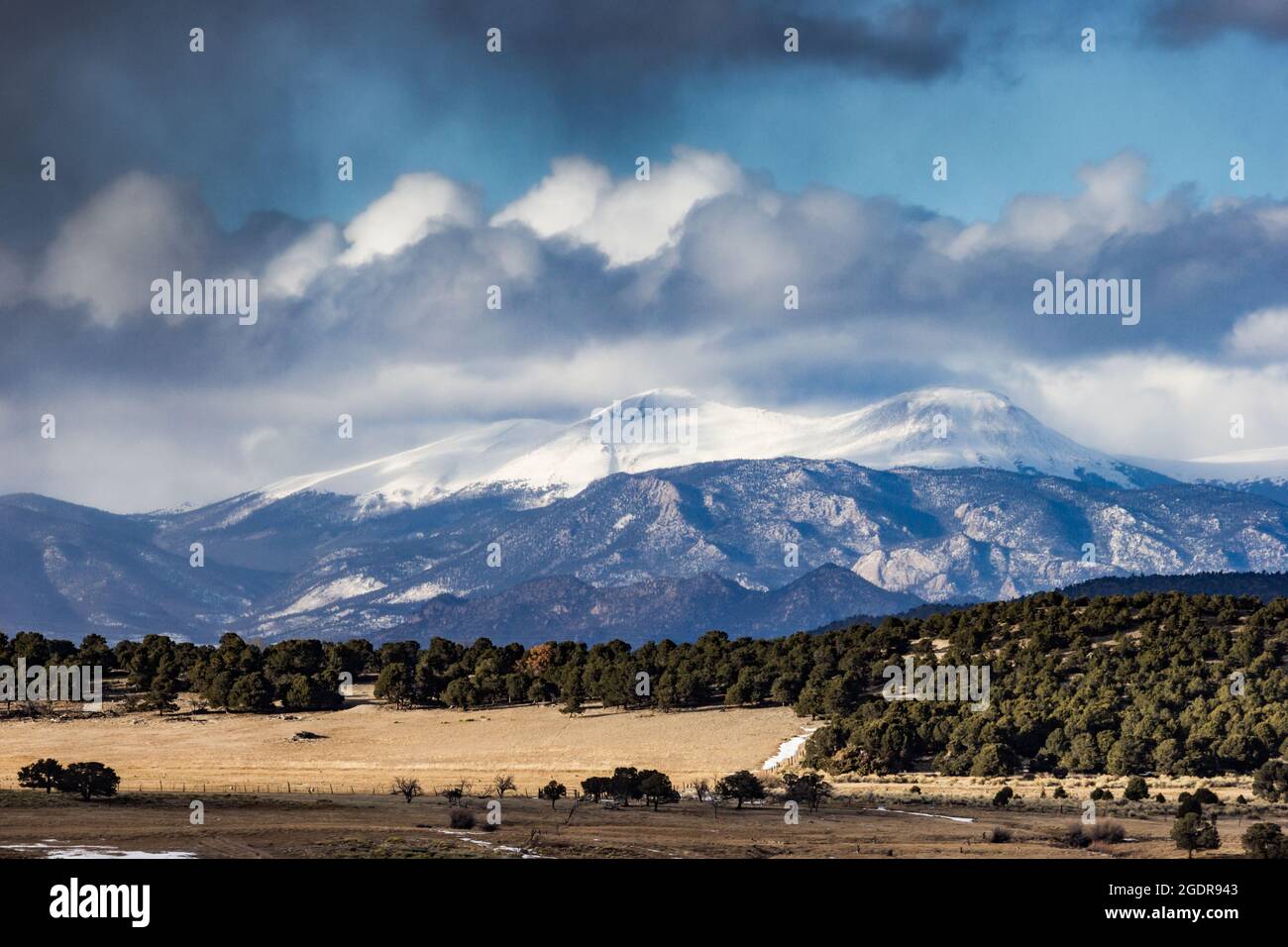 Una tempesta di neve invernale scorre sulle cime dei Buffalo nelle Montagne Rocciose centrali del Colorado, come si vede dalle colline pedemontane della catena Sangre de Christo Foto Stock