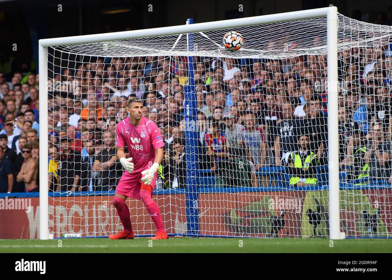 14 agosto 2021 - Chelsea contro Crystal Palace il portiere di Crystal Palace Vicente Guaita può guardare solo mentre il calcio di Marcus Alonso salpa nell'angolo superiore durante la partita della Premier League a Stamford Bridge, Londra. Credito immagine : © Mark Pain / Alamy Live News Foto Stock
