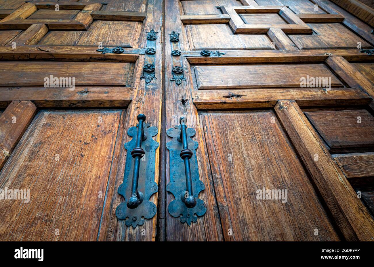 Vecchie porte in legno con maniglie in ferro all'ex-Hacienda la Venta, San Juan del Rio, Queretaro, Messico. Foto Stock