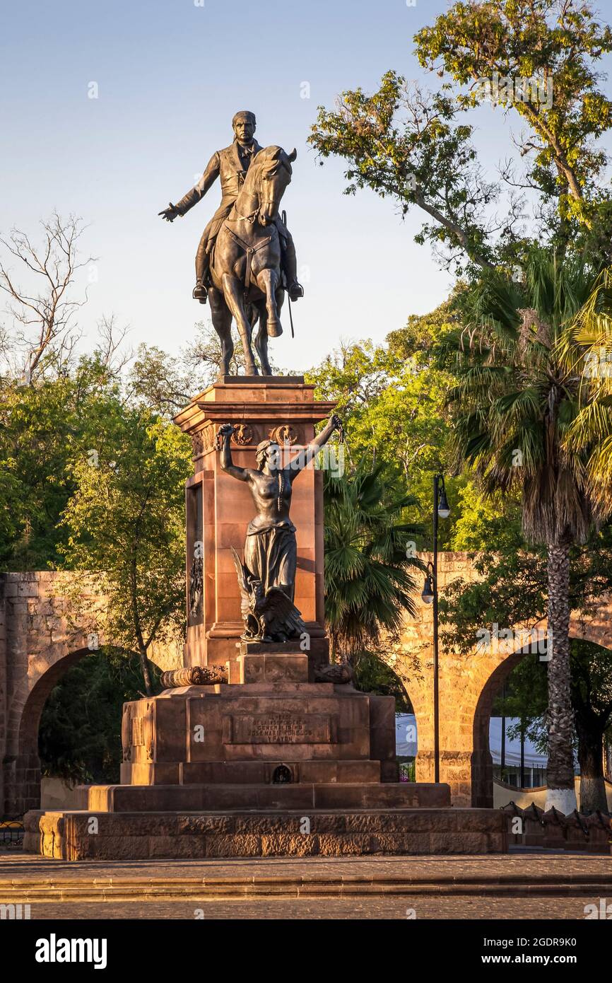 Una statua dell'eroe messicano dell'Indipendenza Jose Maria Morelos nella sua città natale di Morelia, Michoacan, Messico. Foto Stock