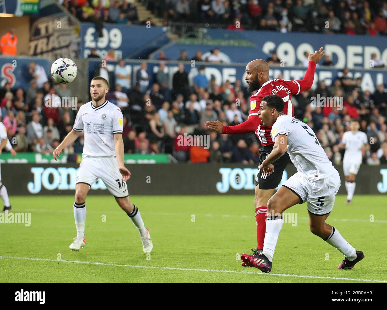 Swansea, Galles, 14 agosto 2021. David McGoldrick di Sheffield Utd si dirige nelle braccia del portiere durante la partita del campionato Sky Bet allo stadio Swansea.com di Swansea. L'immagine di credito dovrebbe essere: Simon Bellis / Sportimage Foto Stock