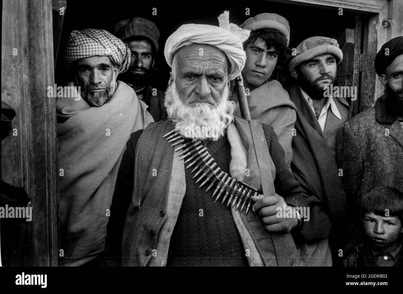 Circa anni 80, Afghanistan: Mujahideen combattendo contro l'URSS. I gruppi ribelli in Afghanistan (noti collettivamente come mujahideen) hanno combattuto una guerra di guerriglia di nove anni contro l'esercito sovietico e il governo della Repubblica Democratica dell'Afghanistan durante gli anni '80, per lo più nelle campagne afghane. In quella che era una guerra per procura dell’era della Guerra fredda, i Mujahideen erano sostenuti da Stati Uniti, Pakistan, Iran, Arabia Saudita, Cina, E il Regno Unito. (Immagine di credito: © Mark Richards/ZUMA Press Wire Service) Foto Stock
