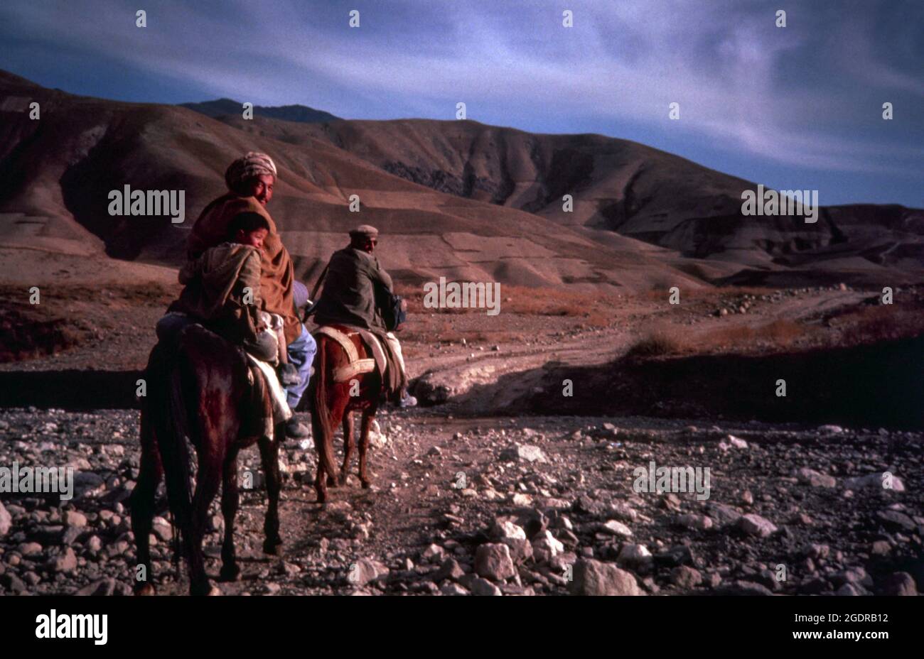 Circa anni 80, Afghanistan: Il terreno aspro e inospitale dell'Afghanistan. I gruppi ribelli in Afghanistan (noti collettivamente come mujahideen) hanno combattuto una guerra di guerriglia di nove anni contro l'esercito sovietico e il governo della Repubblica Democratica dell'Afghanistan durante gli anni '80, per lo più nelle campagne afghane. In quella che era una guerra per procura dell’era della Guerra fredda, i Mujahideen erano sostenuti da Stati Uniti, Pakistan, Iran, Arabia Saudita, Cina, E il Regno Unito. (Immagine di credito: © Mark Richards/ZUMA Press Wire Service) Foto Stock