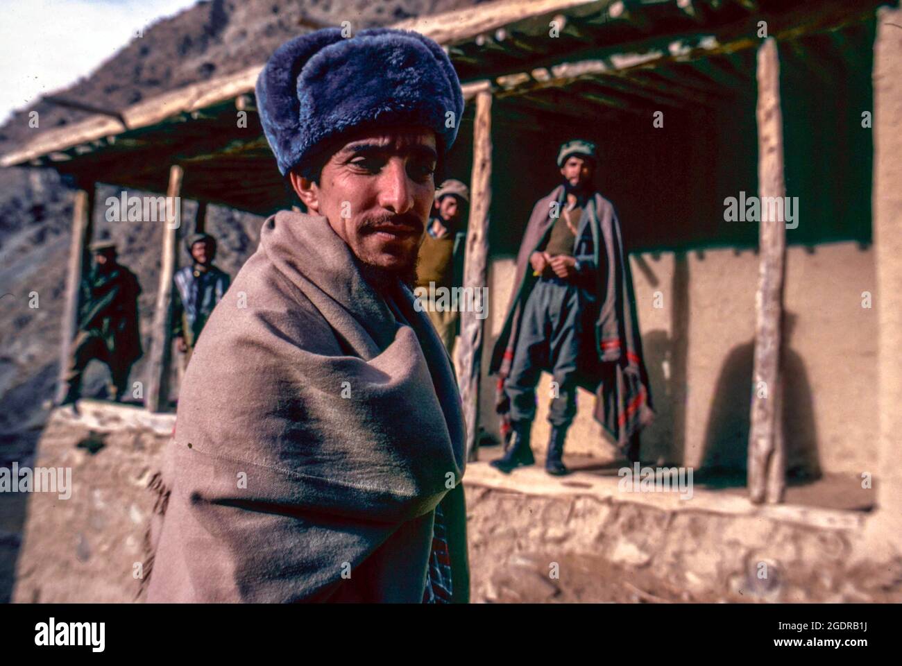 Circa anni 80, Afghanistan: Mujahideen combattendo contro l'URSS. I gruppi ribelli in Afghanistan (noti collettivamente come mujahideen) hanno combattuto una guerra di guerriglia di nove anni contro l'esercito sovietico e il governo della Repubblica Democratica dell'Afghanistan durante gli anni '80, per lo più nelle campagne afghane. In quella che era una guerra per procura dell’era della Guerra fredda, i Mujahideen erano sostenuti da Stati Uniti, Pakistan, Iran, Arabia Saudita, Cina, E il Regno Unito. (Immagine di credito: © Mark Richards/ZUMA Press Wire Service) Foto Stock