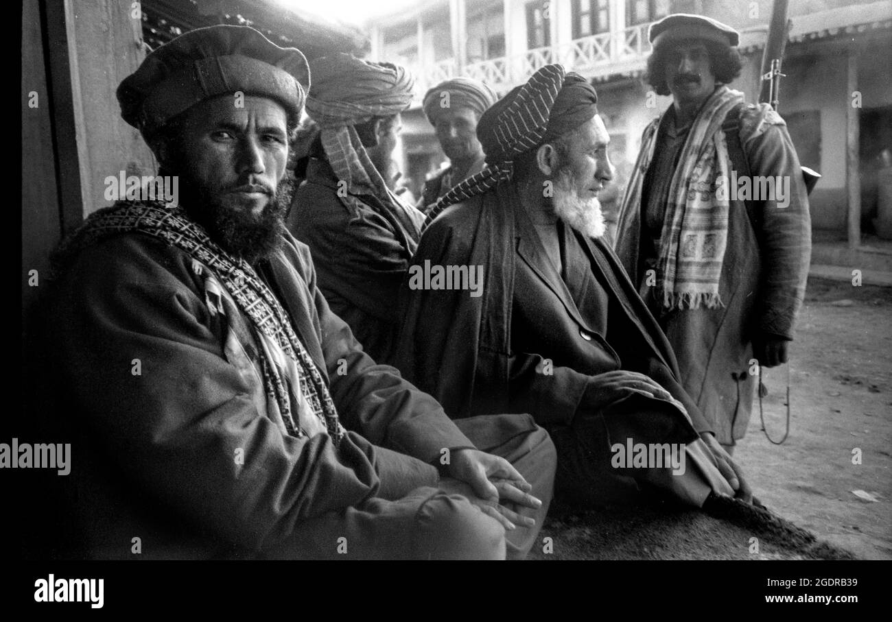 Circa anni 80, Afghanistan: Mujahideen combattendo contro l'URSS. I gruppi ribelli in Afghanistan (noti collettivamente come mujahideen) hanno combattuto una guerra di guerriglia di nove anni contro l'esercito sovietico e il governo della Repubblica Democratica dell'Afghanistan durante gli anni '80, per lo più nelle campagne afghane. In quella che era una guerra per procura dell’era della Guerra fredda, i Mujahideen erano sostenuti da Stati Uniti, Pakistan, Iran, Arabia Saudita, Cina, E il Regno Unito. (Immagine di credito: © Mark Richards/ZUMA Press Wire Service) Foto Stock