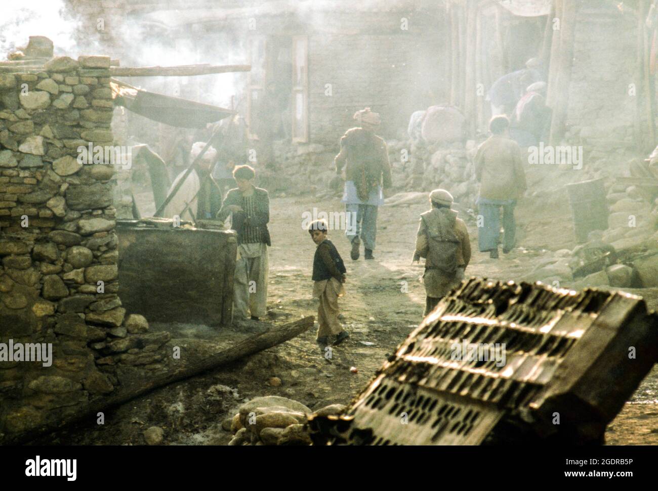 Circa anni 80, Afghanistan: Mujahideen combattendo contro l'URSS. I gruppi ribelli in Afghanistan (noti collettivamente come mujahideen) hanno combattuto una guerra di guerriglia di nove anni contro l'esercito sovietico e il governo della Repubblica Democratica dell'Afghanistan durante gli anni '80, per lo più nelle campagne afghane. In quella che era una guerra per procura dell’era della Guerra fredda, i Mujahideen erano sostenuti da Stati Uniti, Pakistan, Iran, Arabia Saudita, Cina, E il Regno Unito. (Immagine di credito: © Mark Richards/ZUMA Press Wire Service) Foto Stock