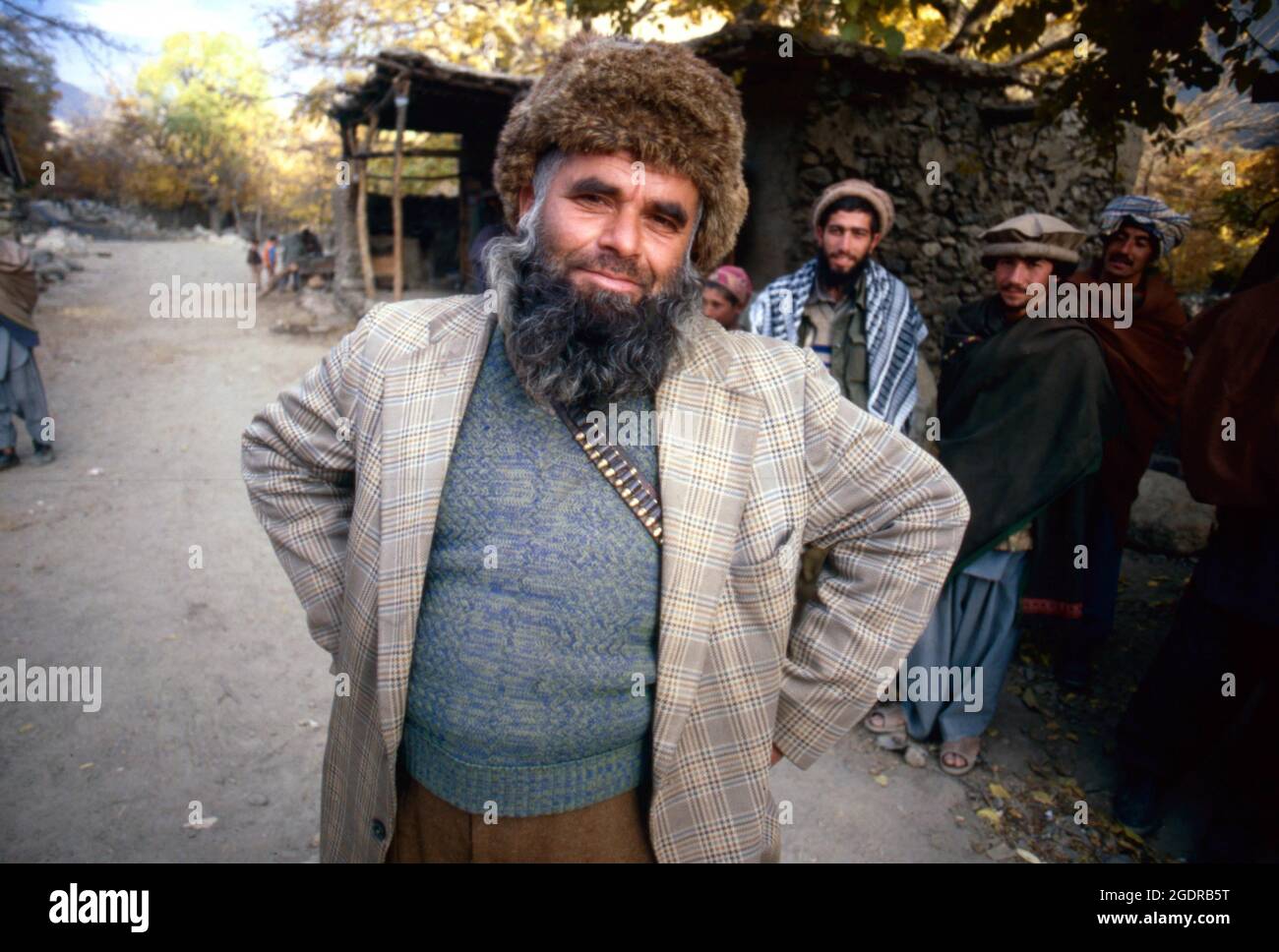 Circa anni 80, Afghanistan: Mujahideen combattendo contro l'URSS. I gruppi ribelli in Afghanistan (noti collettivamente come mujahideen) hanno combattuto una guerra di guerriglia di nove anni contro l'esercito sovietico e il governo della Repubblica Democratica dell'Afghanistan durante gli anni '80, per lo più nelle campagne afghane. In quella che era una guerra per procura dell’era della Guerra fredda, i Mujahideen erano sostenuti da Stati Uniti, Pakistan, Iran, Arabia Saudita, Cina, E il Regno Unito. (Immagine di credito: © Mark Richards/ZUMA Press Wire Service) Foto Stock