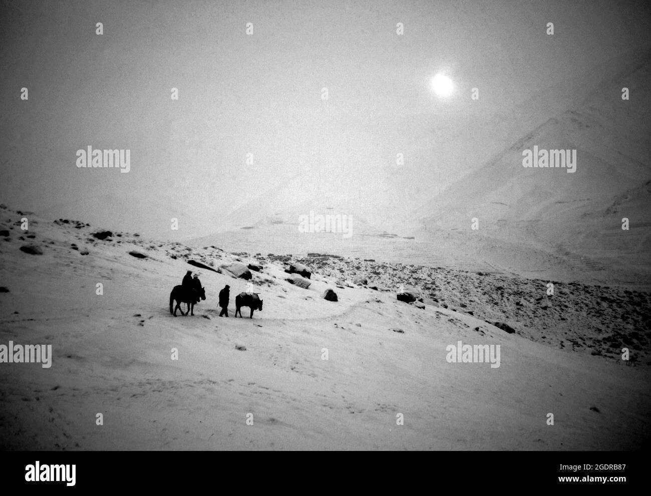 Circa anni 80, Afghanistan: Il terreno aspro e inospitale dell'Afghanistan. I gruppi ribelli in Afghanistan (noti collettivamente come mujahideen) hanno combattuto una guerra di guerriglia di nove anni contro l'esercito sovietico e il governo della Repubblica Democratica dell'Afghanistan durante gli anni '80, per lo più nelle campagne afghane. In quella che era una guerra per procura dell’era della Guerra fredda, i Mujahideen erano sostenuti da Stati Uniti, Pakistan, Iran, Arabia Saudita, Cina, E il Regno Unito. (Immagine di credito: © Mark Richards/ZUMA Press Wire Service) Foto Stock