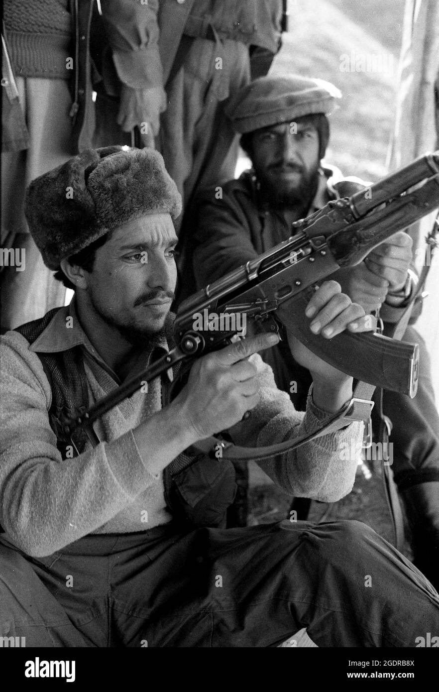 Circa anni 80, Afghanistan: Mujahideen combattendo contro l'URSS. I gruppi ribelli in Afghanistan (noti collettivamente come mujahideen) hanno combattuto una guerra di guerriglia di nove anni contro l'esercito sovietico e il governo della Repubblica Democratica dell'Afghanistan durante gli anni '80, per lo più nelle campagne afghane. In quella che era una guerra per procura dell’era della Guerra fredda, i Mujahideen erano sostenuti da Stati Uniti, Pakistan, Iran, Arabia Saudita, Cina, E il Regno Unito. (Immagine di credito: © Mark Richards/ZUMA Press Wire Service) Foto Stock