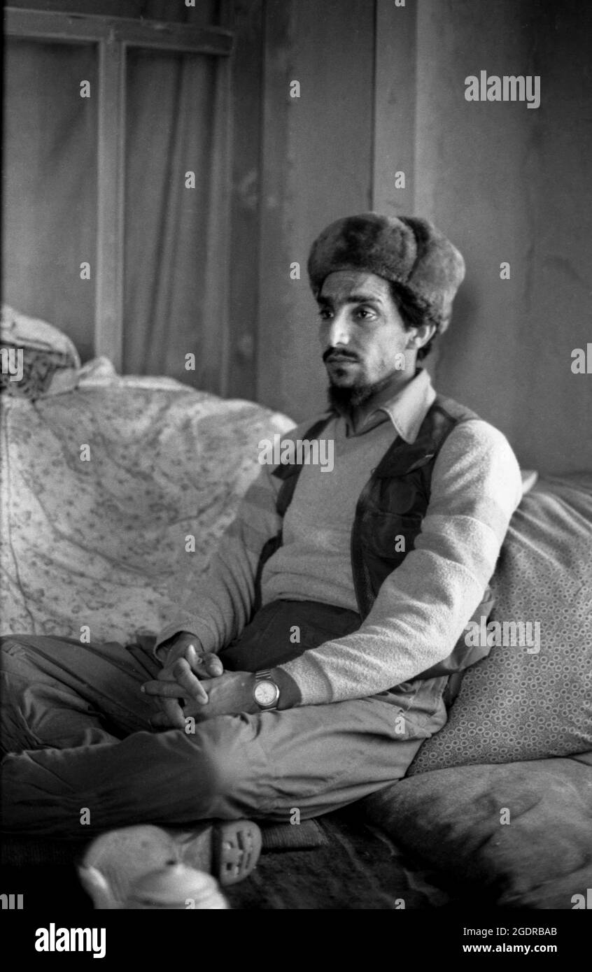 Circa anni 80, Afghanistan: Mujahideen combattendo contro l'URSS. I gruppi ribelli in Afghanistan (noti collettivamente come mujahideen) hanno combattuto una guerra di guerriglia di nove anni contro l'esercito sovietico e il governo della Repubblica Democratica dell'Afghanistan durante gli anni '80, per lo più nelle campagne afghane. In quella che era una guerra per procura dell’era della Guerra fredda, i Mujahideen erano sostenuti da Stati Uniti, Pakistan, Iran, Arabia Saudita, Cina, E il Regno Unito. (Immagine di credito: © Mark Richards/ZUMA Press Wire Service) Foto Stock