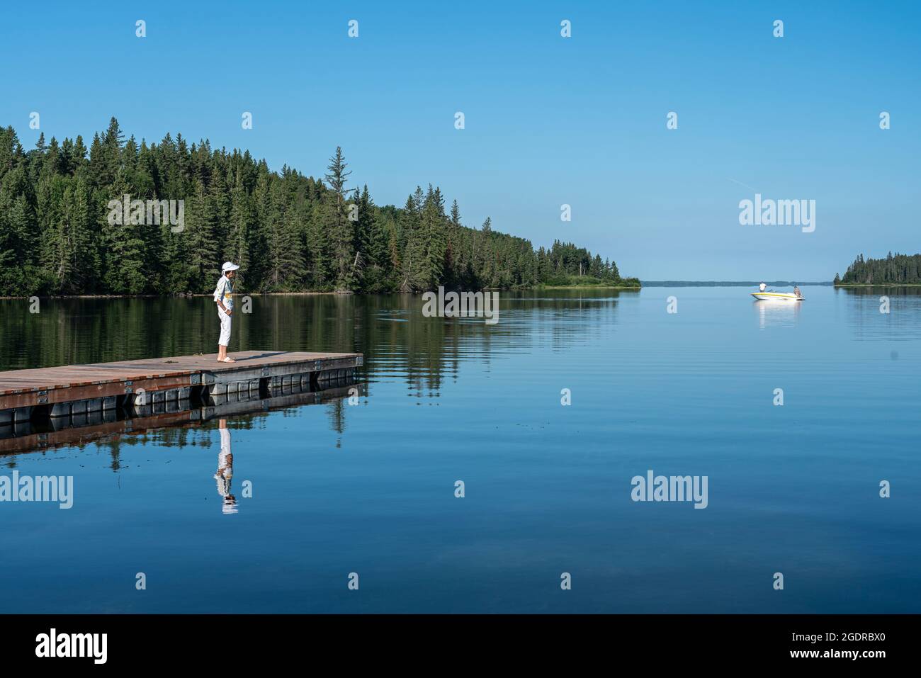 Una barca ormeggia sul lago Clear, Riding Mountain National Park, Manitoba, Canada. Foto Stock