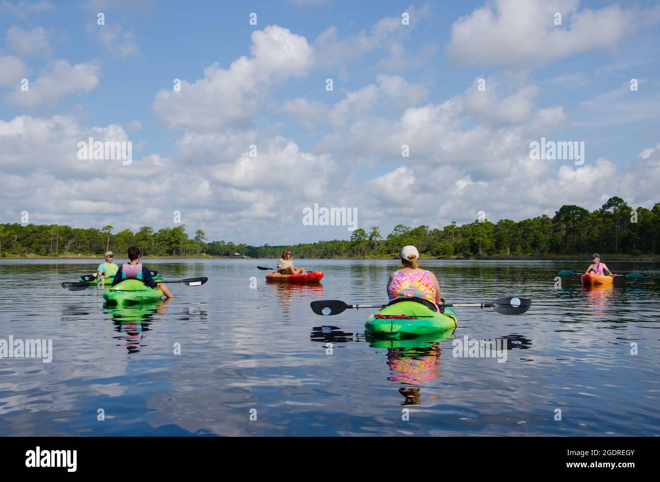 Un ranger del parco conduce un eco tour in kayak sul lago Powell, il più grande lago costiero di dune del Nord America, nel Camp Helen state Park, Florida, USA Foto Stock