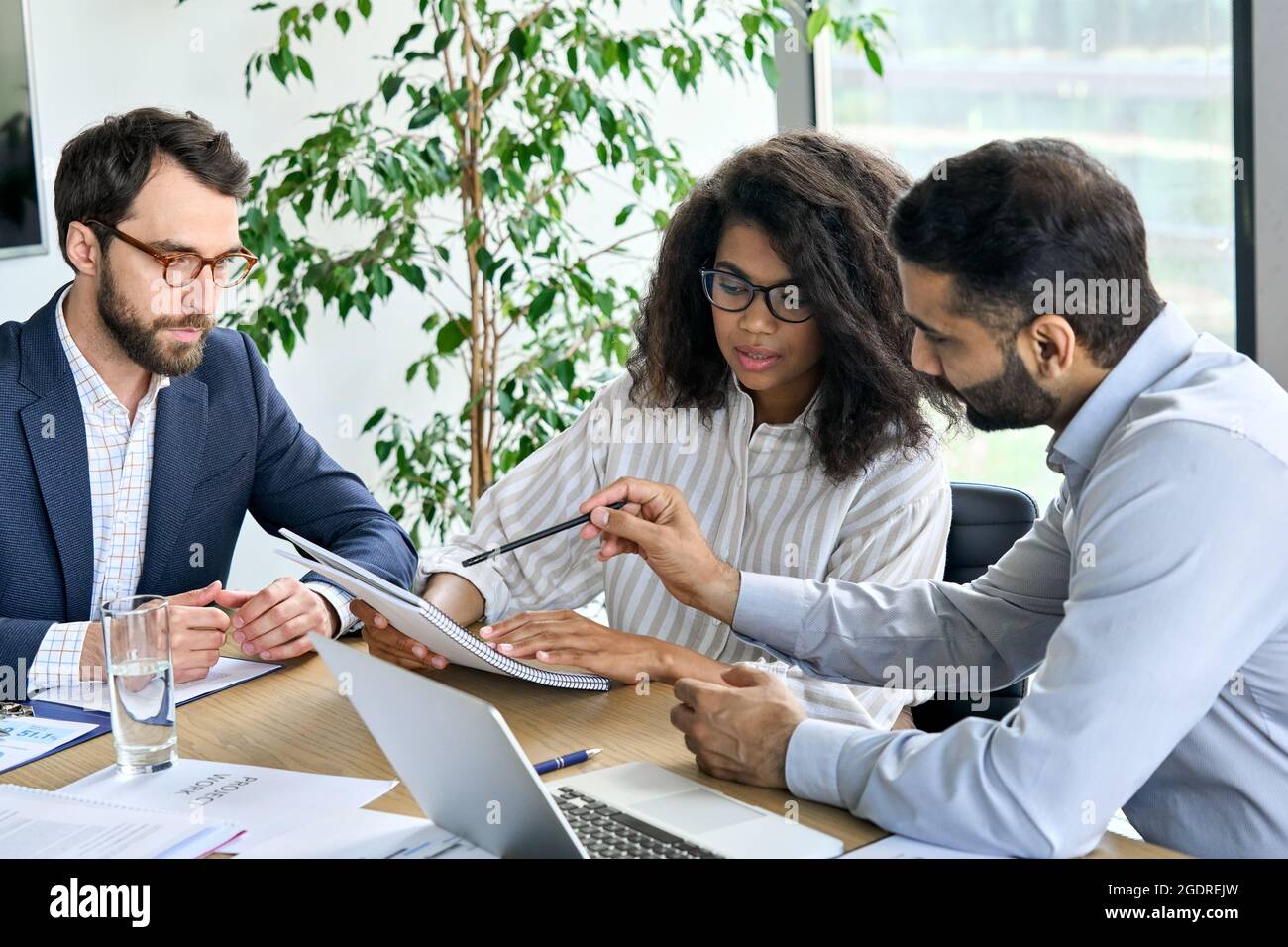 Rapporto finanziario di discussione del team esecutivo aziendale diversificato in sala riunioni. Foto Stock