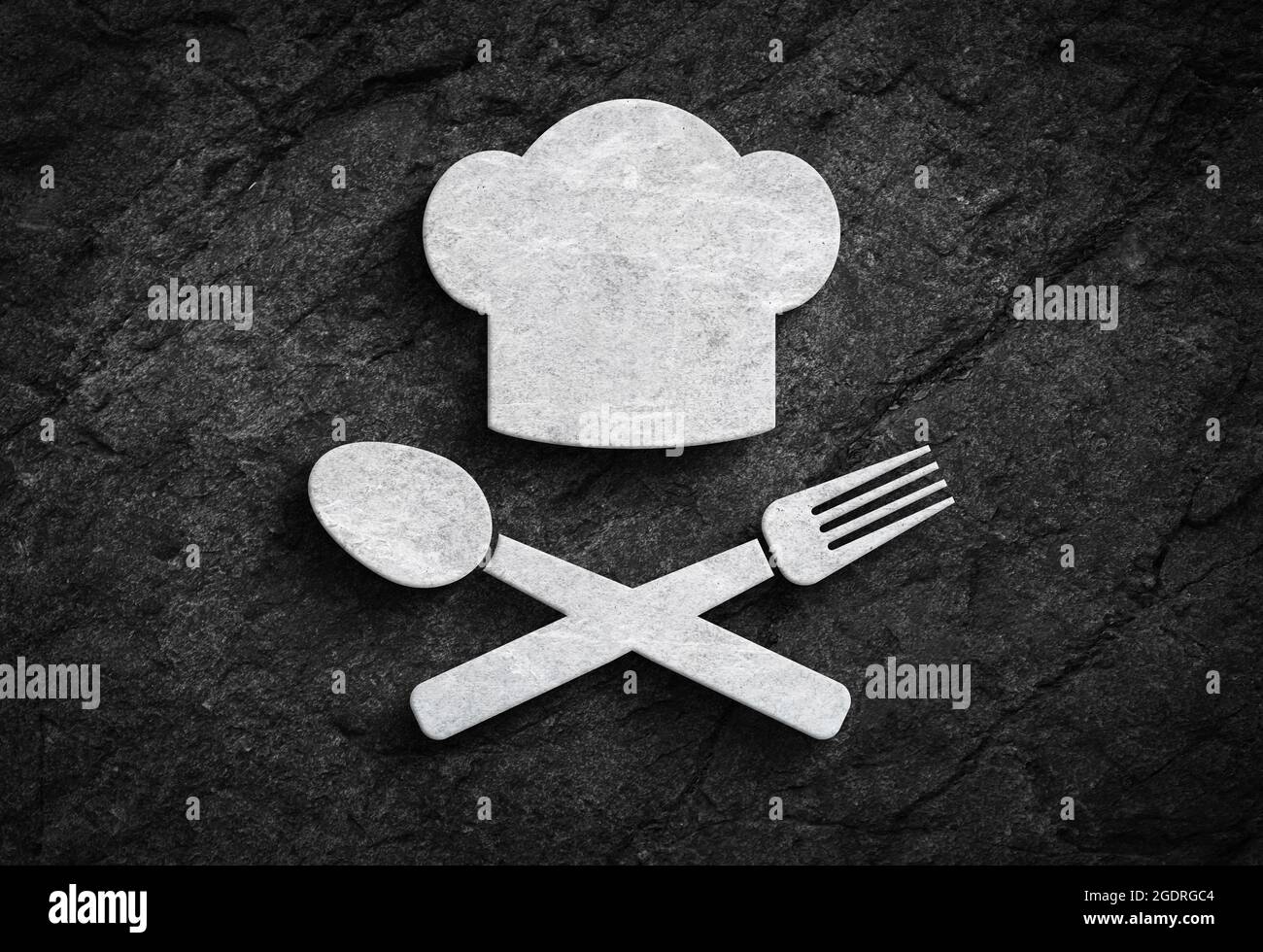 Posate bianche con cucchiaio e simbolo del ristorante Fork su fondo di pietra scuro Foto Stock