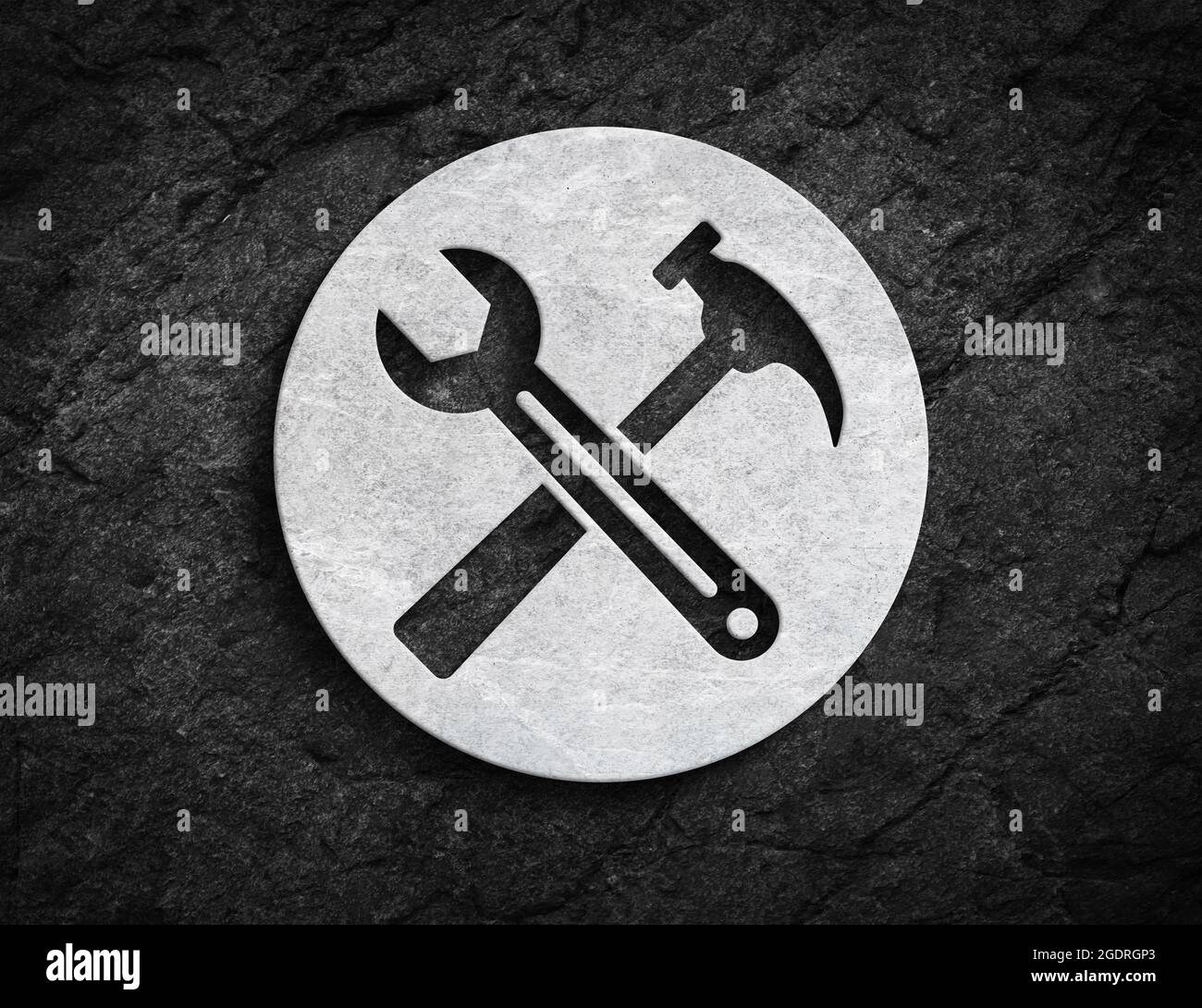 Simbolo del pulsante della pietra bianca della chiave e del martello per la riparazione meccanica e il simbolo di manutenzione sullo sfondo scuro della parete in pietra Foto Stock