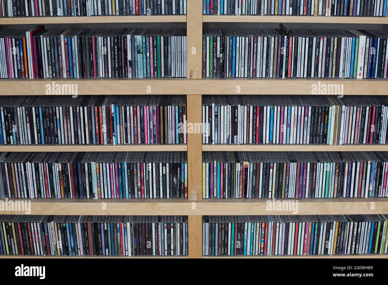 Compact disc su un ripiano. Foto Stock