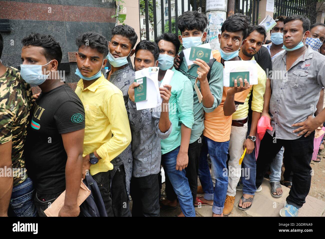 Dhaka City, Bangladesh. 14 agosto 2021. DHAKA CITY, BANGLADESH - 14 AGOSTO 2021: Coda di persone in attesa di controlli di salute senza rispettare le distanze sociali e nuovi protocolli di sicurezza tra COVID-19. I passeggeri sono stati in attesa dalla mattina il 14 agosto 2021 a Dhaka, Bangladesh. (Foto di Eyepix/Sipa USA) Credit: Sipa USA/Alamy Live News Foto Stock