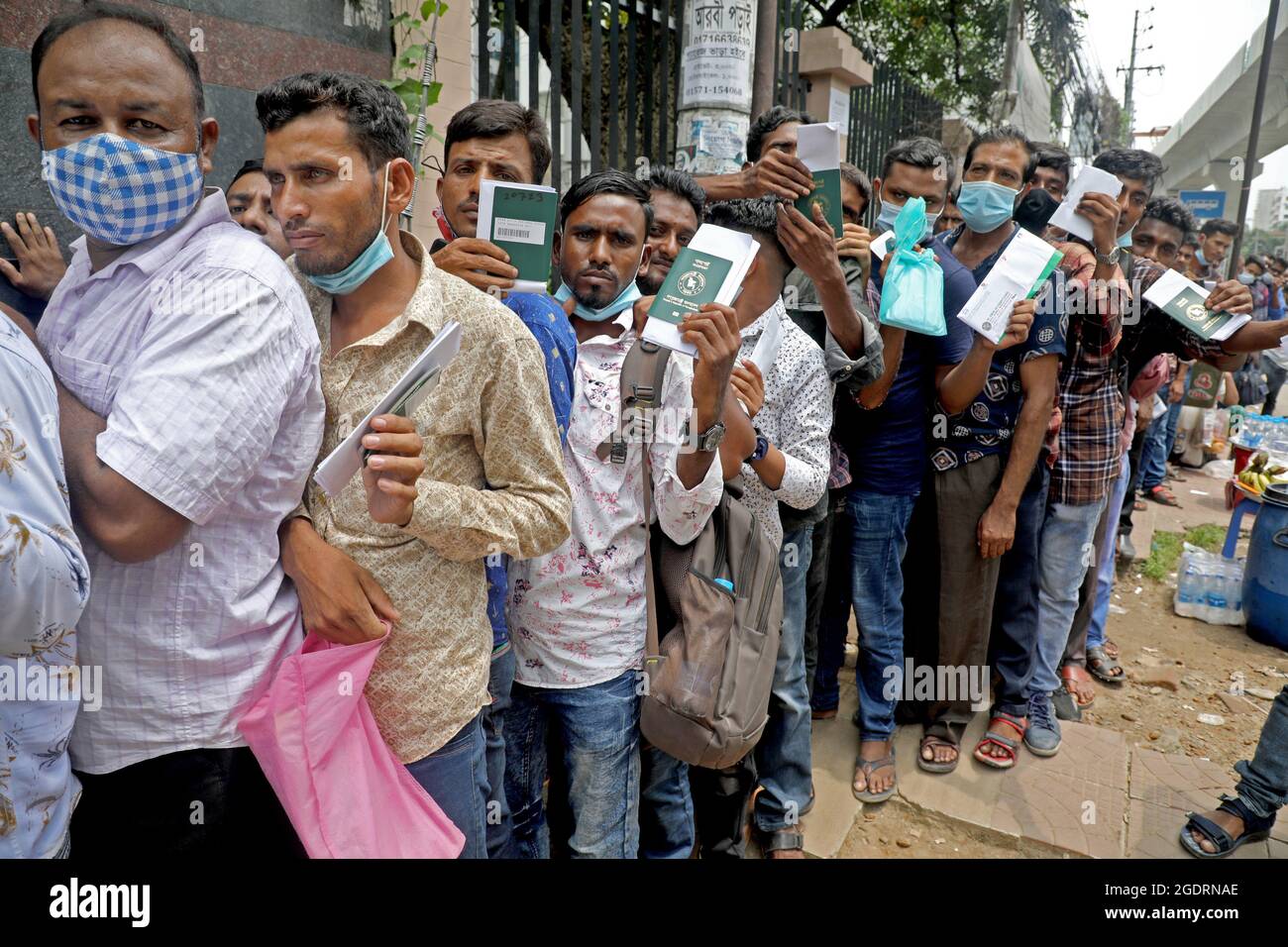 Dhaka City, Bangladesh. 14 agosto 2021. DHAKA CITY, BANGLADESH - 14 AGOSTO 2021: Coda di persone in attesa di controlli di salute senza rispettare le distanze sociali e nuovi protocolli di sicurezza tra COVID-19. I passeggeri sono stati in attesa dalla mattina il 14 agosto 2021 a Dhaka, Bangladesh. (Foto di Eyepix/Sipa USA) Credit: Sipa USA/Alamy Live News Foto Stock