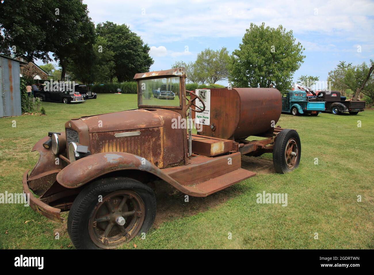 1932 camion internazionale con serbatoio carburante presso una stazione Sinclair restaurata sulla Old Route 66, Ash Grove, Missouri. Foto Stock