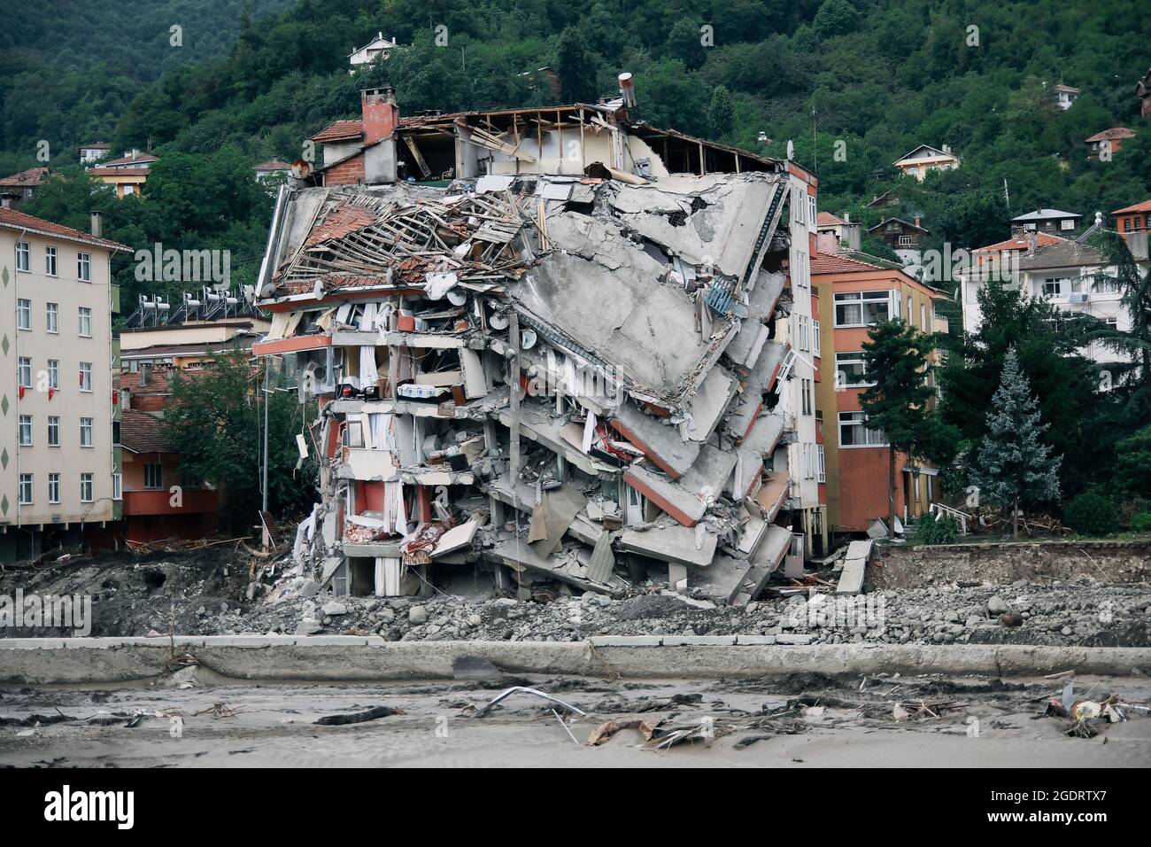 Kastamonu, Bozkurt, Turchia. 14 agosto 2021. Nel disastro delle inondazioni nella regione turca del Mar Nero, 58 persone hanno perso la vita a Kastamonu, Sinop e Bartin. Il ministro degli interni Suleyman Soylu, nella zona di catastrofe, ha dichiarato che 77 persone sono state segnalate disperse. (Credit Image: © Sedat ElbasanZUMA Wire) Credit: ZUMA Press, Inc./Alamy Live News Foto Stock