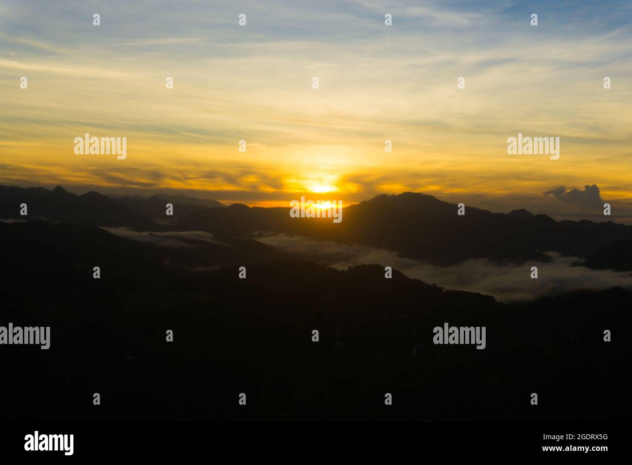 Vista panoramica di un'alba sulla catena montuosa del nebbia Foto Stock