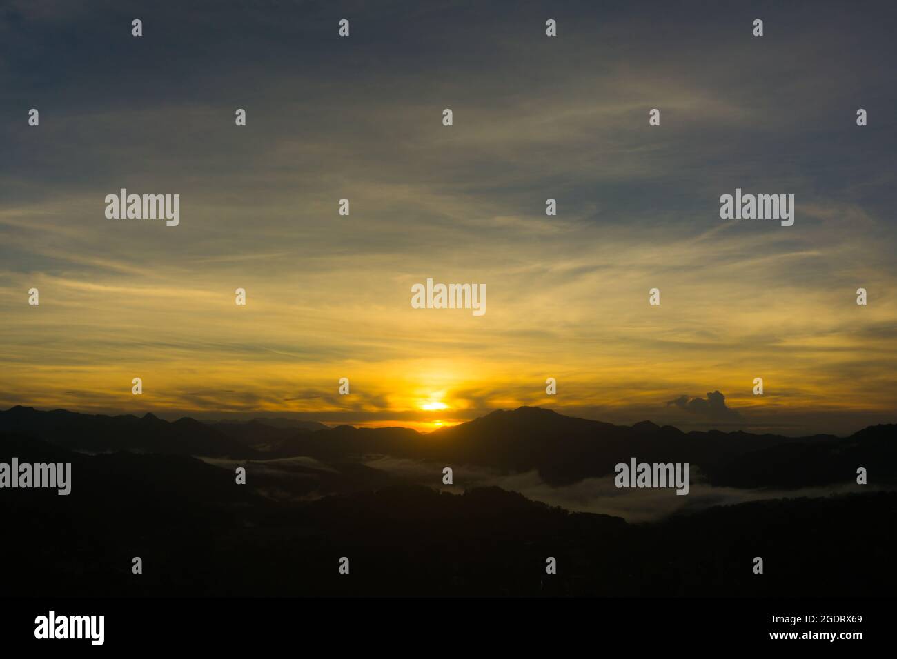 Vista panoramica di un'alba sulla catena montuosa del nebbia Foto Stock