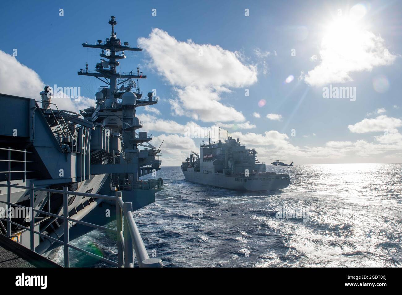 210813-N-YN807-1086 PACIFIC OCEAN (13 agosto 2021) la portaerei di classe Nimitz USS Carl Vinson (CVN 70) si affianca alla nave da carico secca di classe Lewis e Clark USNS Washington Chambers (T-AKE 11) per un rifornimento in mare, 13 agosto 2021. Vinson sta partecipando a Large-Scale Exercise (LSE) 2021, una formazione integrata a livello globale che dimostra la capacità della Marina degli Stati Uniti di implementare una forza precisa, letale e schiacciante in tre comandi di componenti navali, cinque flotte numerate e 17 fusi orari. (STATI UNITI Foto della marina di Seaman Megan Alexander, specialista della comunicazione di massa) Foto Stock
