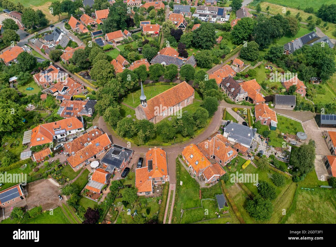 I Paesi Bassi, Niehove, Chiesa sul tumulo nel centro del villaggio. Antenna. Estate. Foto Stock
