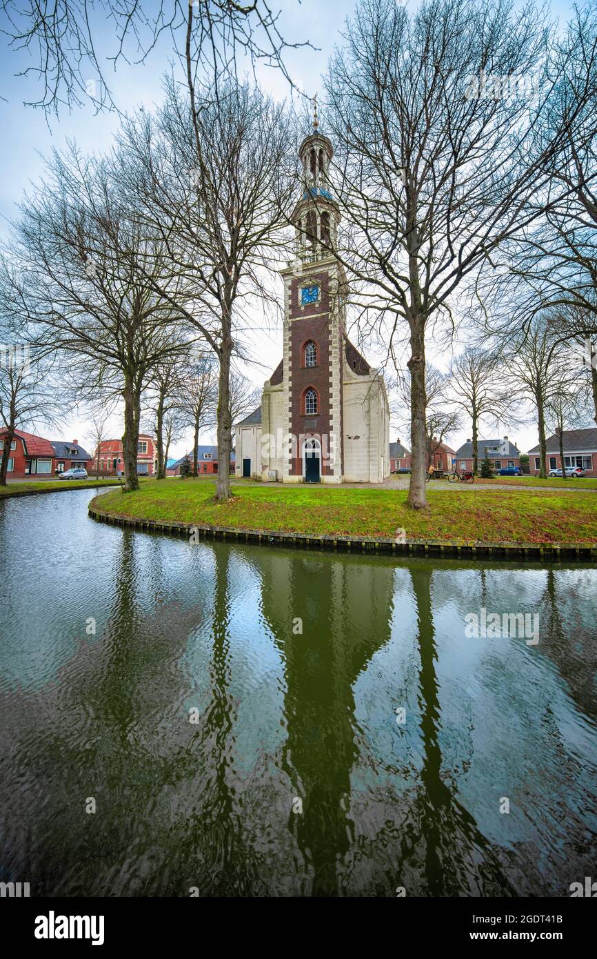 Paesi Bassi, Spijk, Centro del villaggio. Chiesa costruita su tumulo, ex rifugio in tempi di inondazioni. Foto Stock