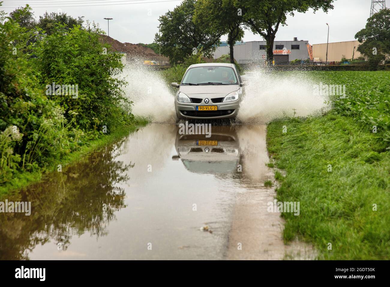 Paesi Bassi, Itteren. Alluvione in villaggio a causa di inondazioni del fiume Geul e l'alto livello delle acque del fiume Maas. Foto Stock