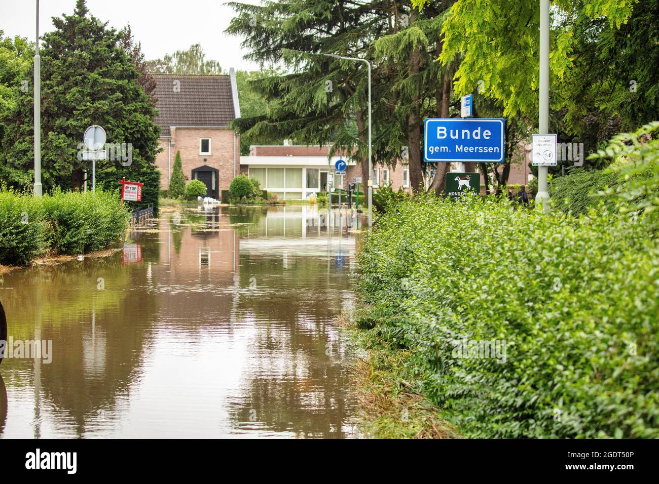 Paesi Bassi, Bunde. Alluvione in villaggio a causa di inondazioni del fiume Geul e l'alto livello delle acque del fiume Maas. Foto Stock
