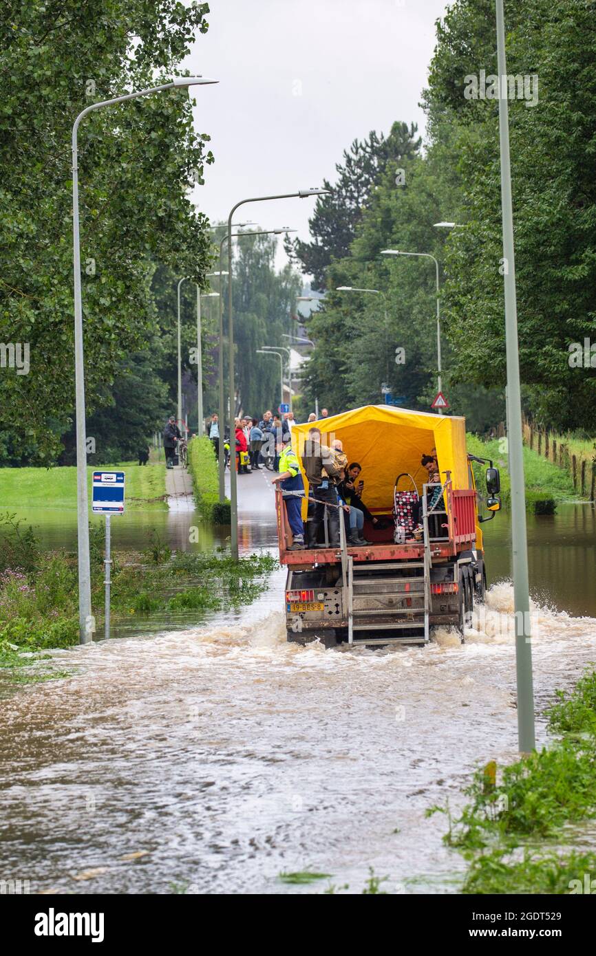 I Paesi Bassi, Itteren, la gente del villaggio che viene trasportata a casa loro tagliata via da camion, a causa di inondazioni del fiume Maas. Foto Stock