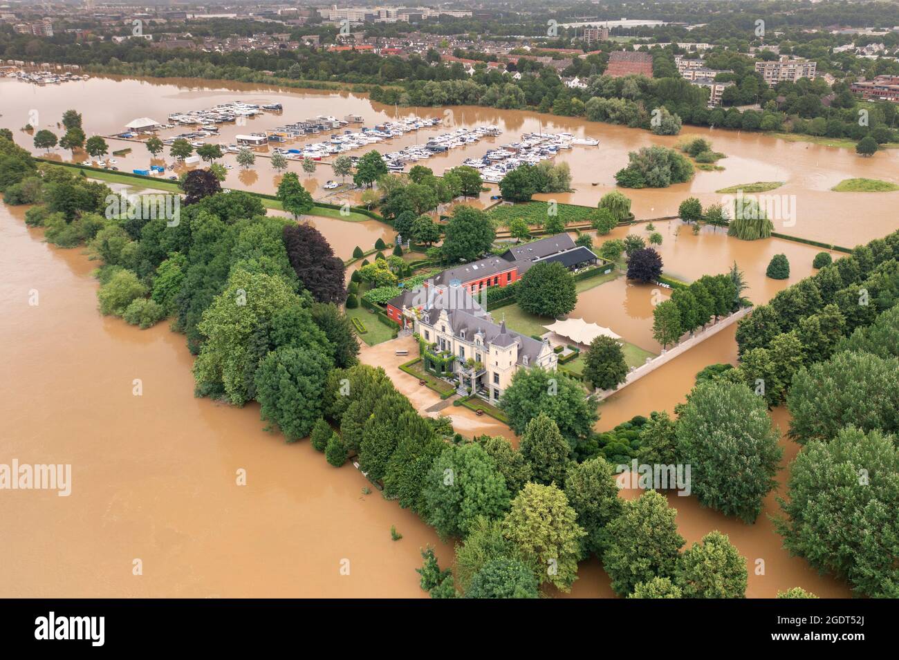 Paesi Bassi, Maastricht. Il castello allagato chiamato De Hoogenweerth, a causa delle inondazioni del fiume Maas. Antenna. Foto Stock
