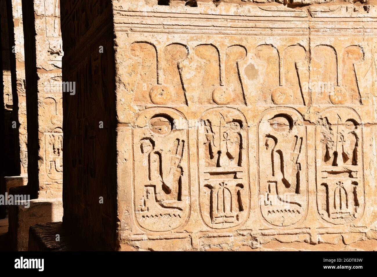 Sculture geroglifice nei templi egizi Foto Stock
