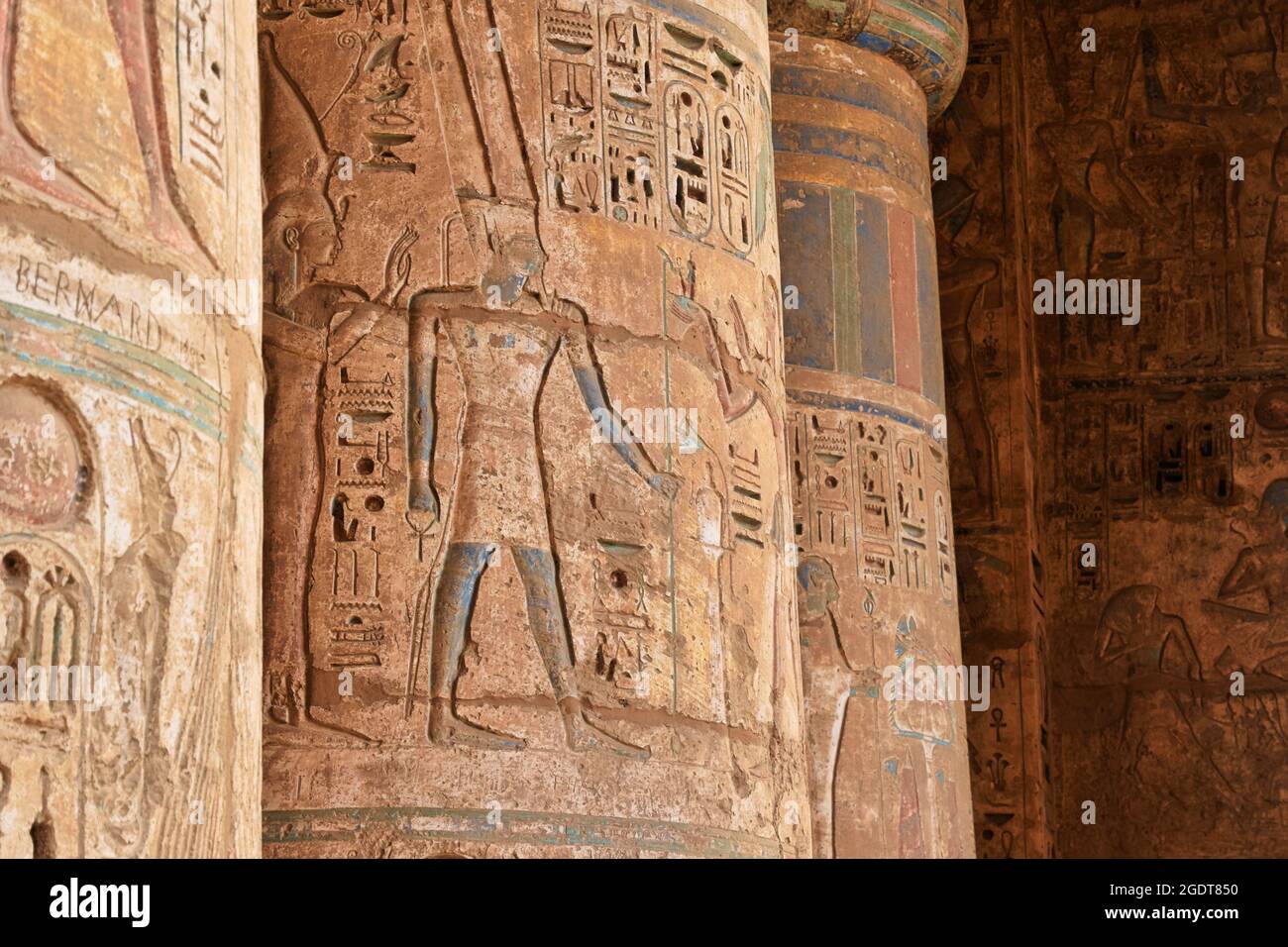 Sculture geroglifice nei templi egizi Foto Stock
