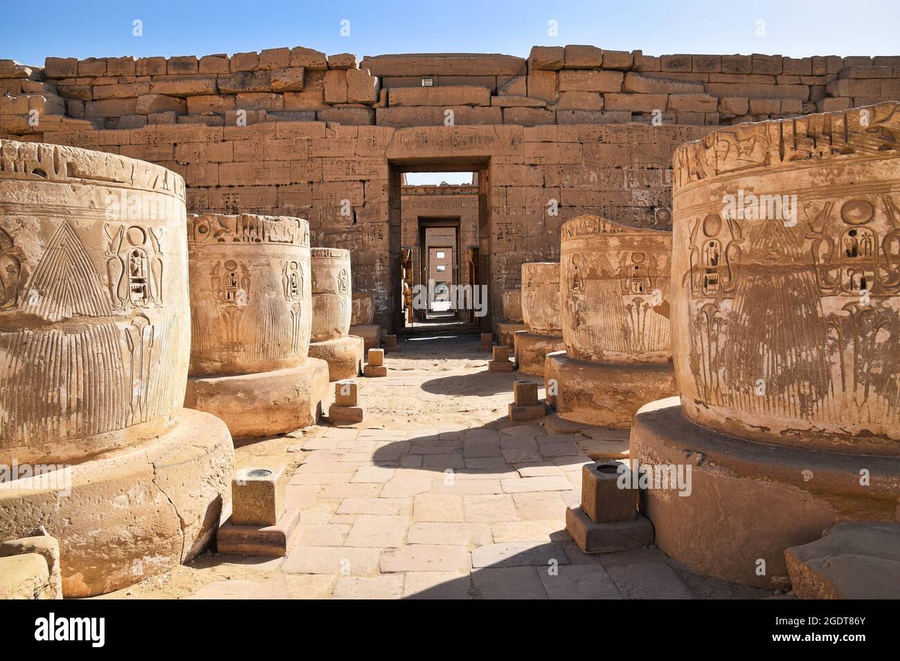 Sculture geroglifice su pilastri nell'antico tempio egiziano di Medinat Habu a Luxor, Egitto Foto Stock