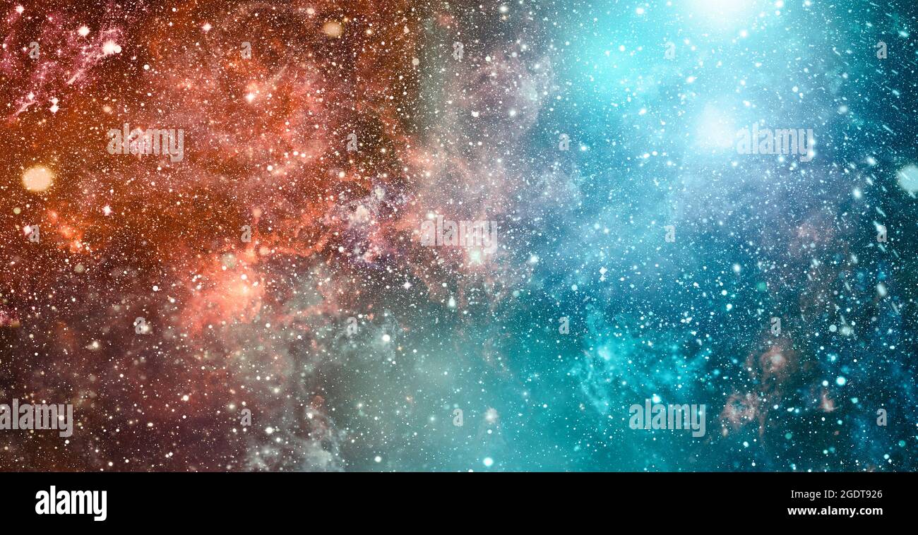 Sfondo spaziale con stelle splendenti e stellate. Cosmo colorato realistico con nebulosa e modo lattiginoso. Foto Stock