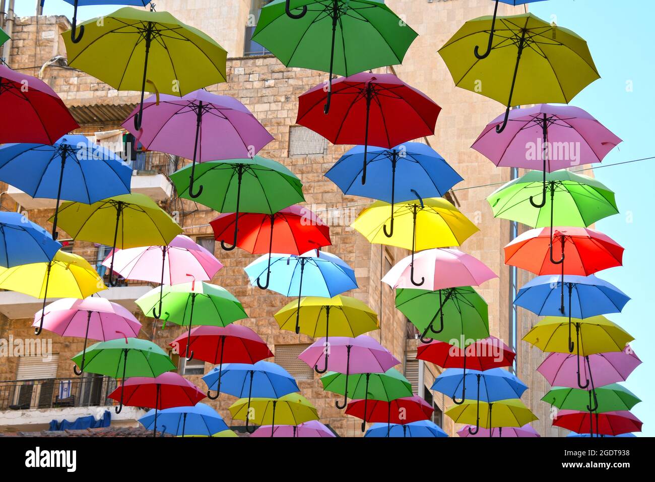 Colorati ombrelli decorativi su via Salomon, Gerusalemme, Israele. Foto Stock