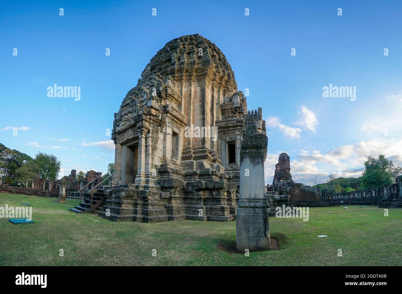 Vista panoramica del Parco storico di Phimai (Prasat Hin Phimai) in Thailandia con cielo blu Foto Stock