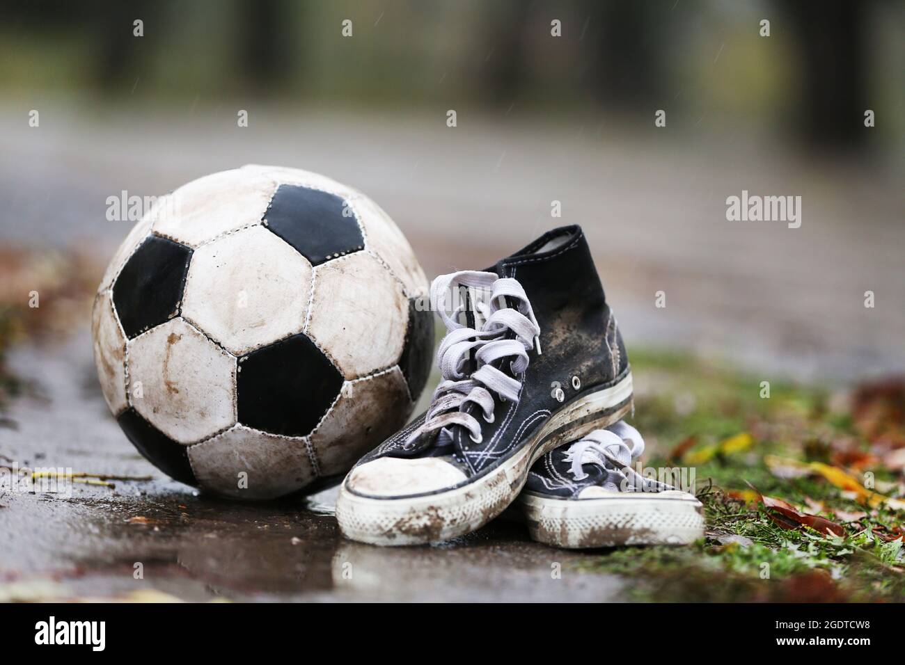 Pallone da calcio su terra nel giorno di pioggia, all'aperto Foto stock -  Alamy