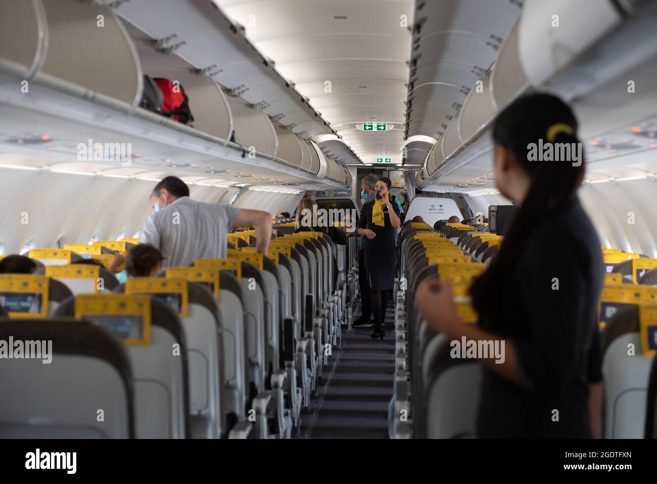 Barcellona, Spagna: 2021 agosto 12: Persone in Vueling Airplane in tempi di COVID19 a Barcellona prima del volo. Foto Stock