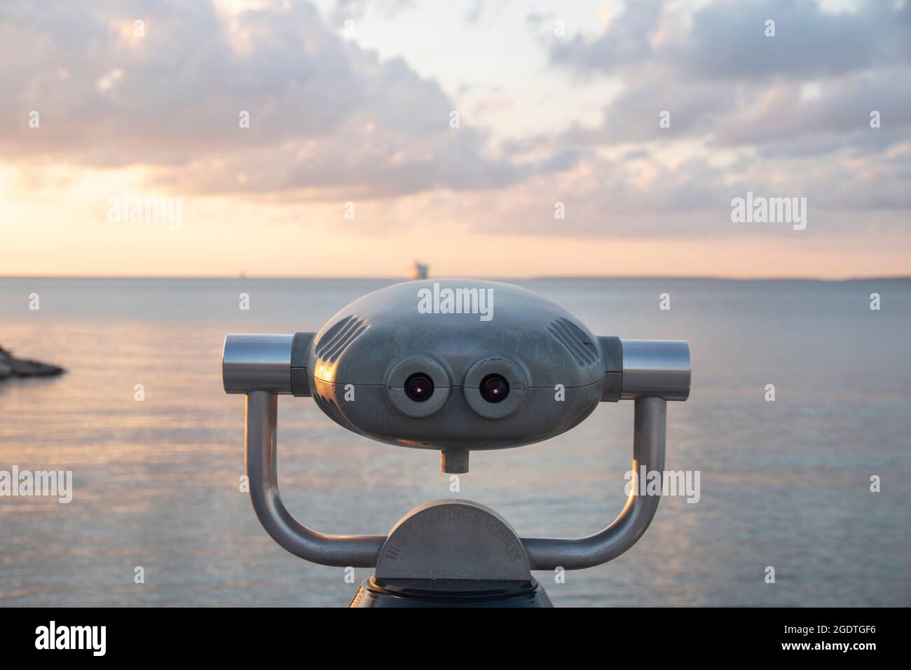 Binocoli che guardano al mare Foto Stock