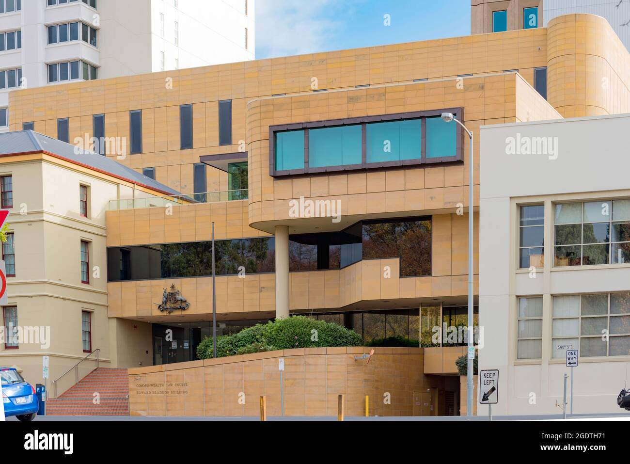 Edward Bradden Commonwealth Palazzo dei tribunali di legge a Hobart, Tasmania è stato eretto nel 1984 accanto all'annesso, rinnovato edificio della Trades Hall del 1840 Foto Stock