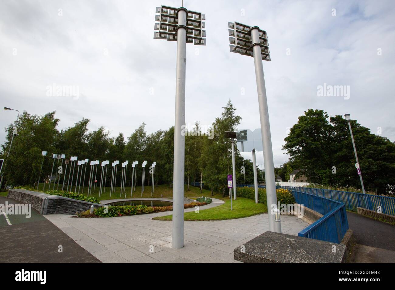 Omagh, Irlanda del Nord. 14 agosto 2021. I parenti degli uccisi rivendicano il giardino che vuole riflettere la luce nel punto in cui la Bomba esplose non funziona. Il bombardamento di Omagh è stato un bombardamento automobilistico il 15 agosto 1998 nella città di Omagh nella contea di Tyrone, Irlanda del Nord, Regno Unito. È stato realizzato da un gruppo che si è chiamato il Real Irish Republican Army (Real IRA), un gruppo di divisione provvisorio dell'Irish Republican Army (IRA) che si è opposto al cessate il fuoco dell'IRA e all'accordo del Venerdì Santo, firmato all'inizio dell'anno. Credit: Irish Eye/Alamy Live News Foto Stock