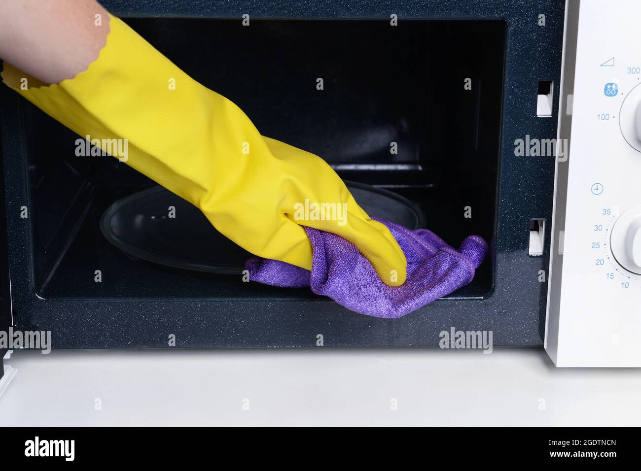 Pulizia forno a microonde in cucina primo piano Foto stock - Alamy