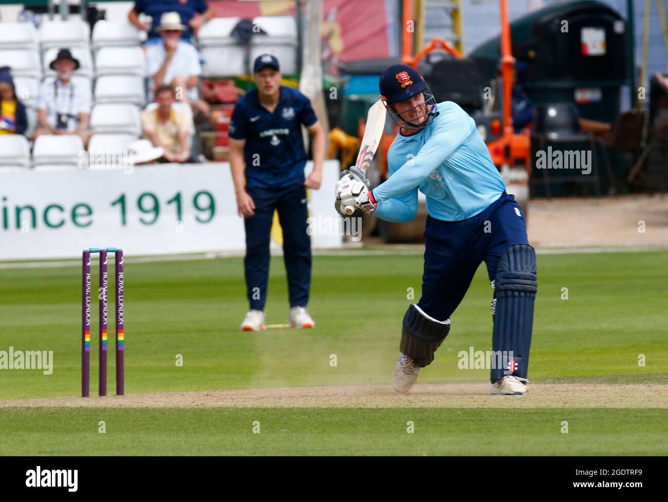 CHELMSFORD INGHILTERRA - AGOSTO 14: Simon Harmer di Essex durante la Royal London Cup Quarter Final di un giorno tra Essex Eagles e Yorkshire Vikings al Foto Stock