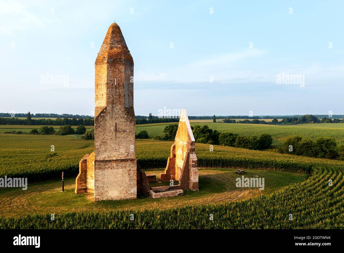 Pusztatorony vicino al villaggio di Somogyvamos in Ungheria. Spettacolare rovina medievale tempio. Famosa attrazione turistica vicino al lago Balaton. Foto Stock