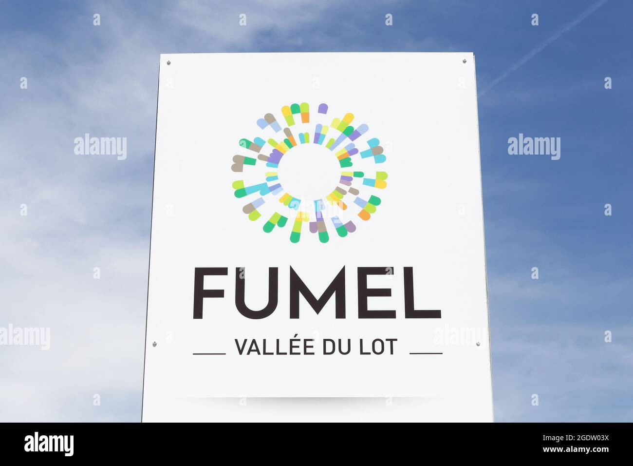 Fumel, Francia - 25 giugno 2021: Logo di Fumel City su un pannello. Fumel è un comune del dipartimento del Lot-et-Garonne nella Francia sud-occidentale Foto Stock